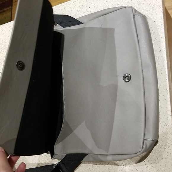 Calvin Klein Unisex shoulder/crossbody messenger bad NWOTS grey and black - Picture 3 of 8